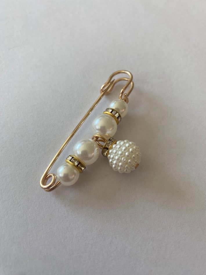 Alfinete com pérolas